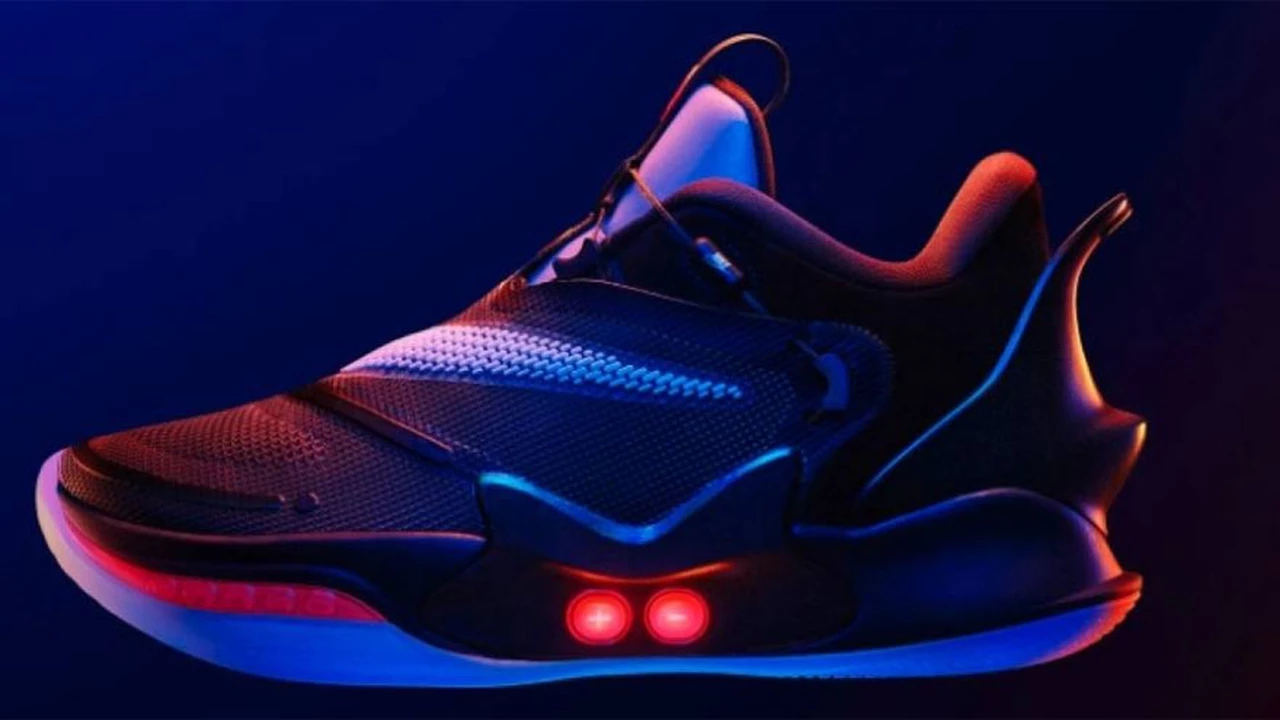 Como las de Volver al Futuro: Nike anuncia zapatillas que se atan solas y se manejan con el celular