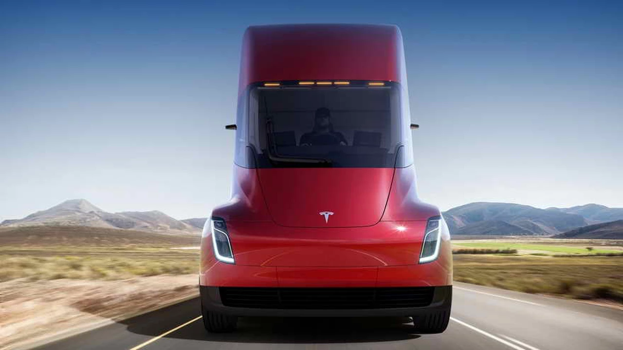 Musk lo logró otra vez: el Camión eléctrico Tesla Semi recorrerá las rutas este año