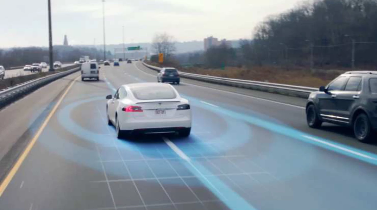 Autos inteligentes: el Autopilot de Tesla "comunicará" a otros coches de la marca los baches que detecte