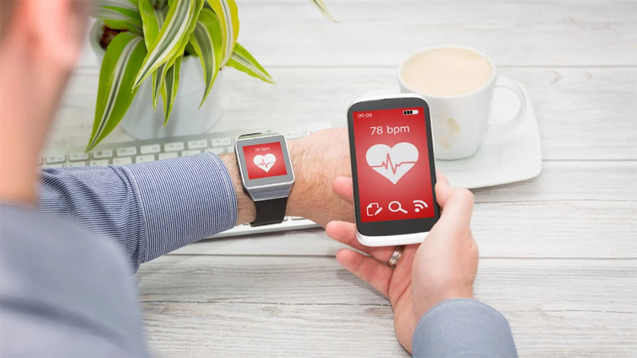Tecnológicas entran al negocio de la salud: el "lado B" de pulseras y relojes que cuentan los pasos y ritmo cardíaco