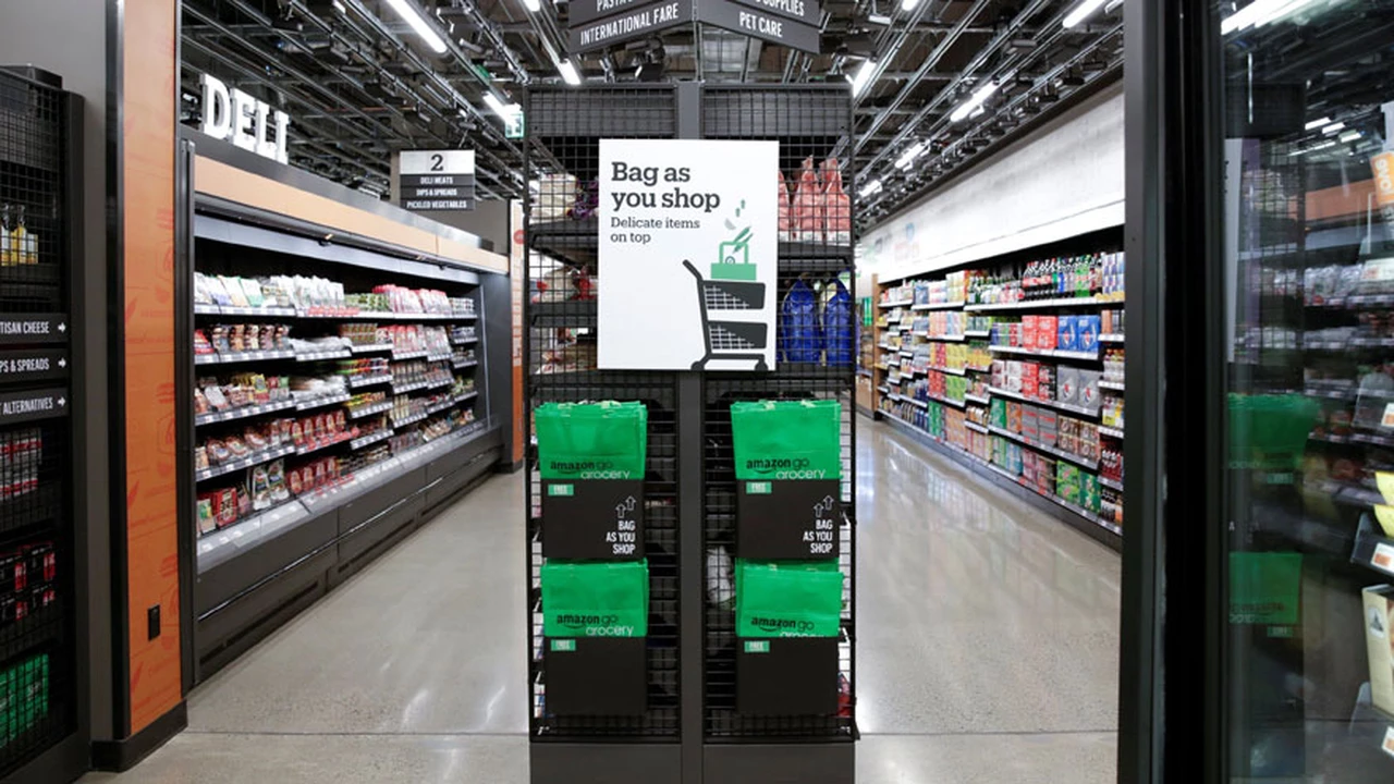 Amazon va con todo contra los supermercados: abre una nueva tienda sin cajeros y cuatro veces más grande
