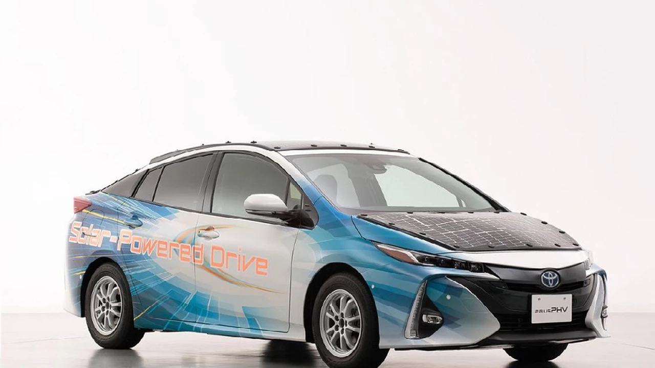 Toyota avanza en el eléctrico del futuro: utiliza paneles solares y no necesita enchufarse