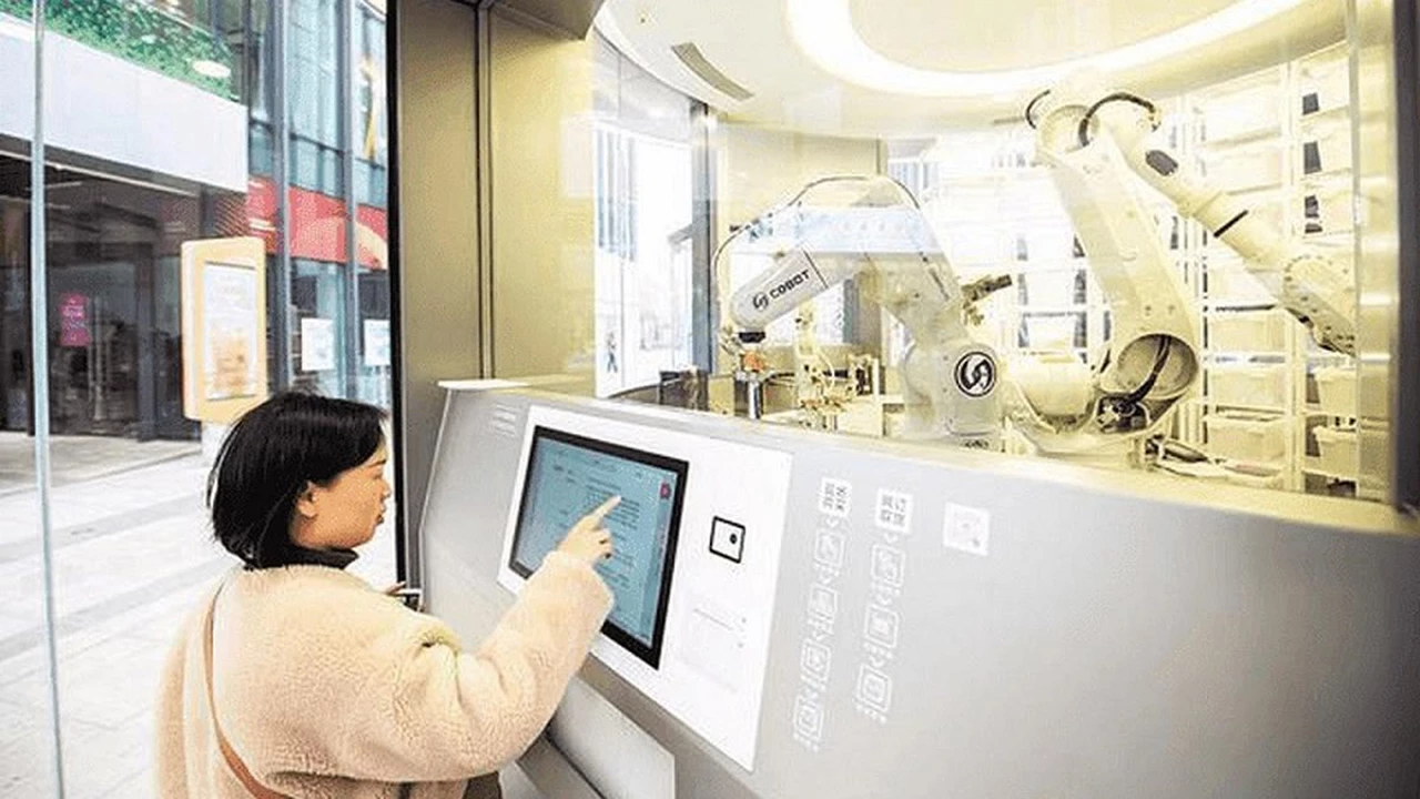 Coronavirus: Huawei abre un local atendido por robots en Wuhan, región donde se originó el brote