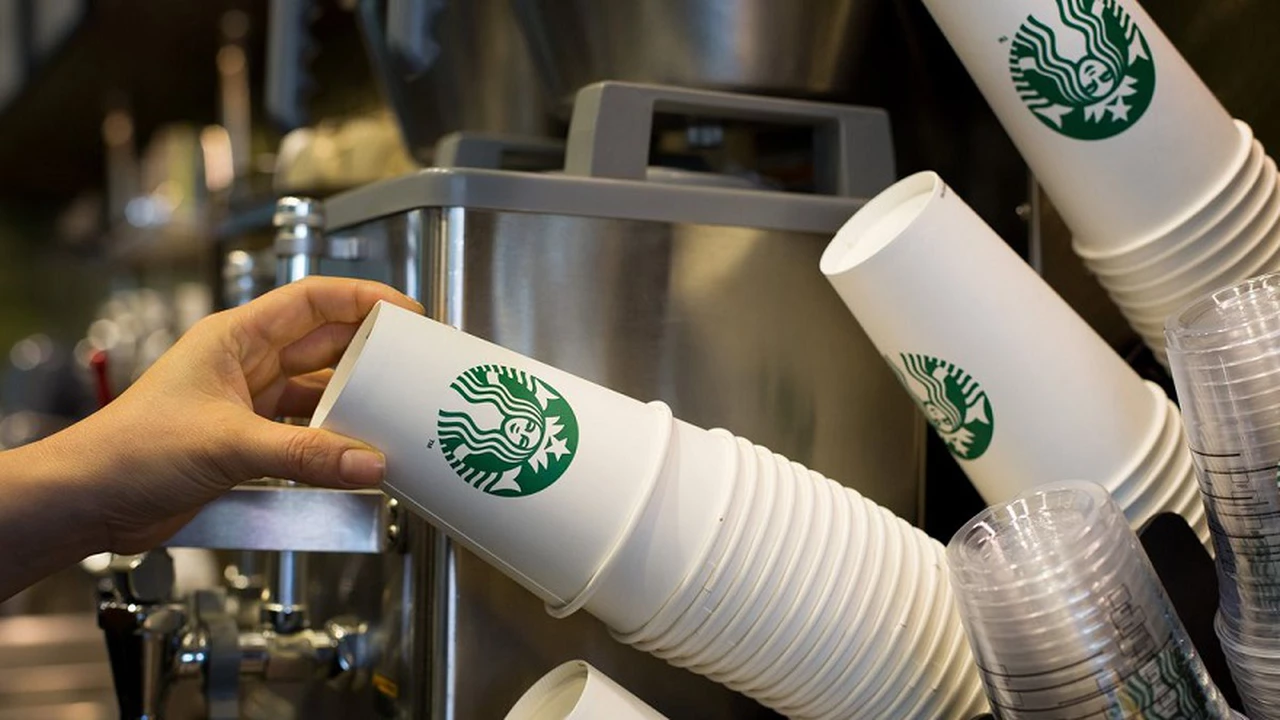 Starbucks y Burger King traspasan empleados a PedidosYa: claves de la "economía colaborativa" en cuarentena