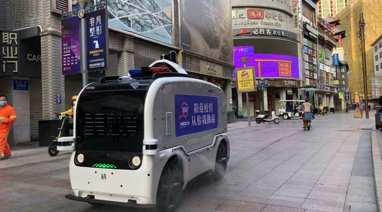 Robots repartidores y drones desinfectantes: así se usa la tecnología para controlar el coronavirus en China