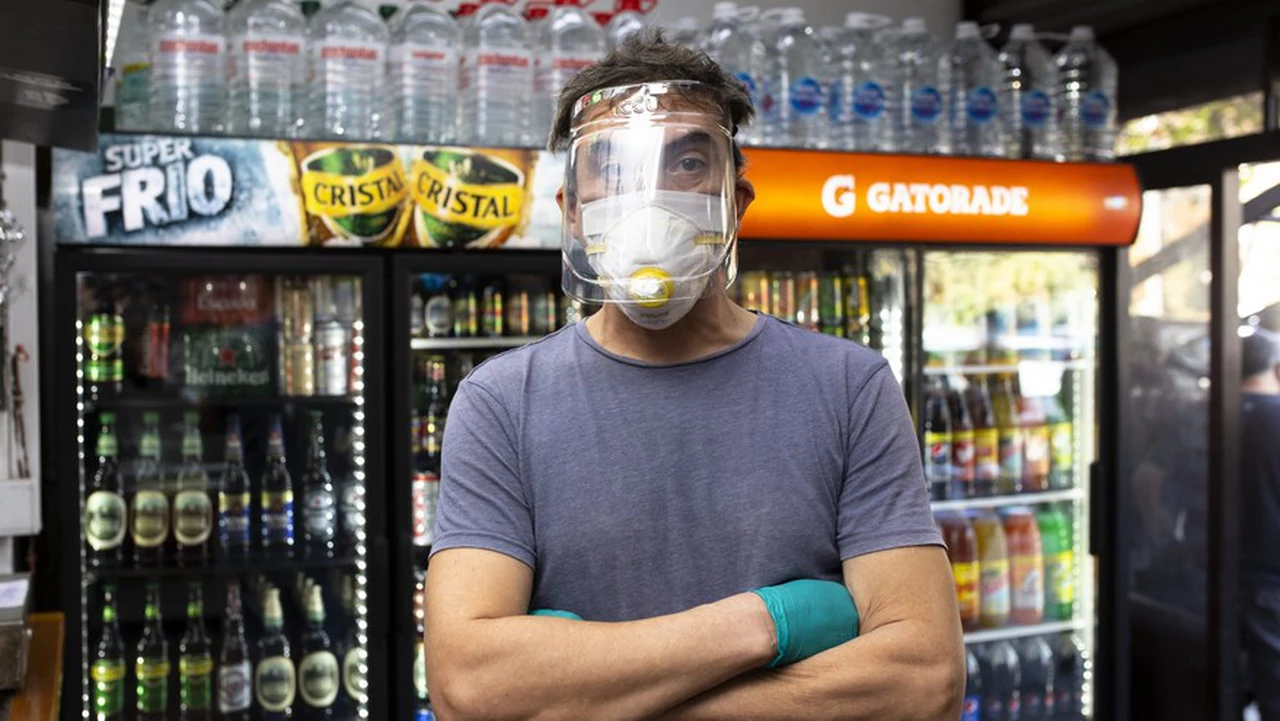 La fábrica de Heineken, Schneider y Isenbeck crea máscaras con "diseño argentino" a partir de botellas plásticas