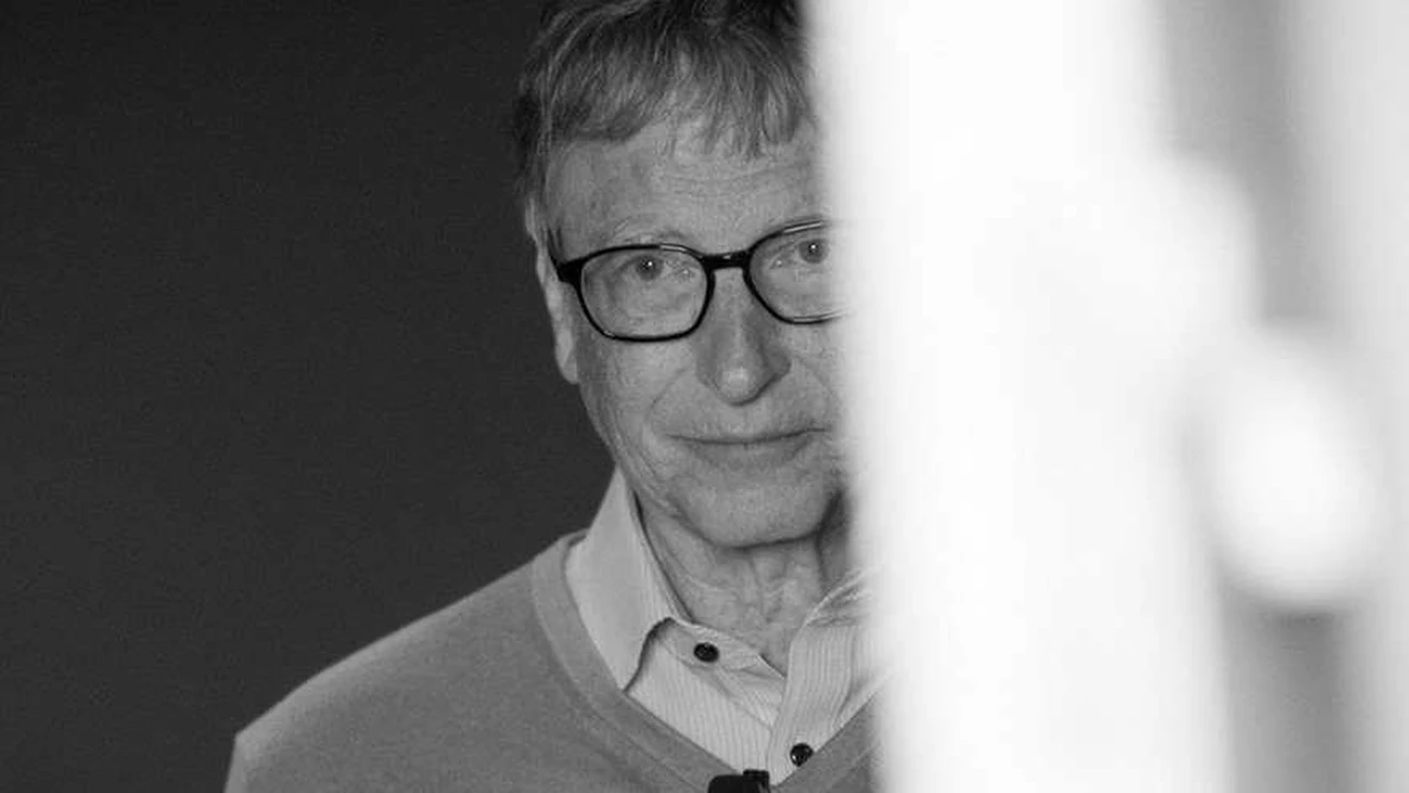 La intrigante verdad tras las teorías de conspiración que siguen a Bill Gates