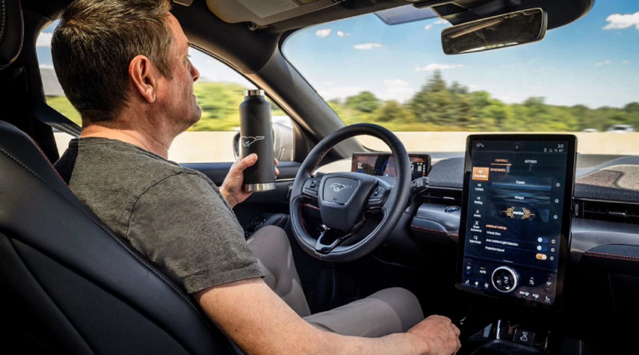 No le pierde pisada a Tesla: Ford anunció una nueva tecnología "manos libres" para sus SUV