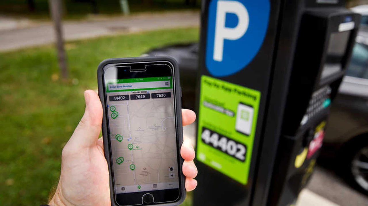 Tu celular te dirá dónde hay lugar para estacionar: qué son y cuándo van a debutar  los parquímetros inteligentes