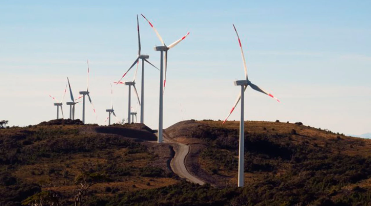 Este país es líder en energías renovables: abastece 100% su consumo interno y exporta a Argentina
