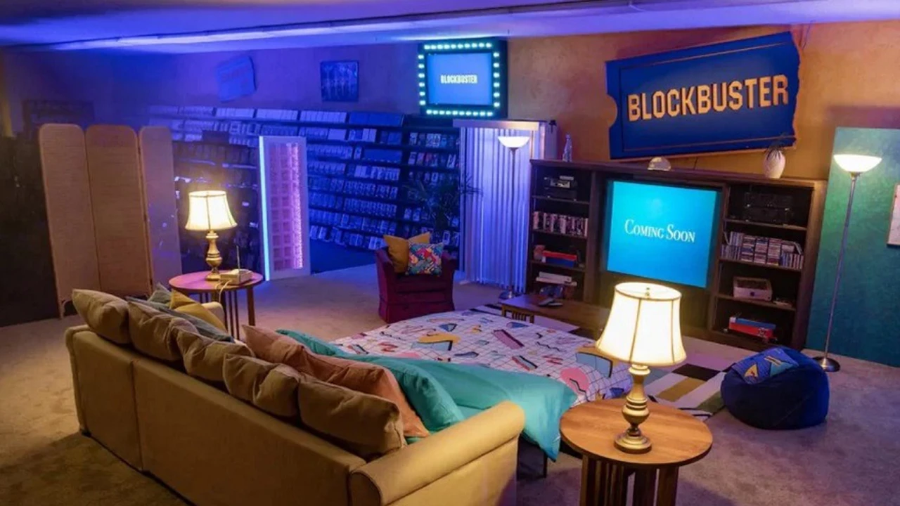 Solo para fanáticos: Airbnb se une a Blockbuster para que puedas pasar una noche en su único local en pie