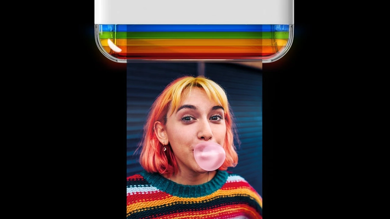 Polaroid no teme a la transformación digital: cómo es su impresora de bolsillo que imprime fotos al instante