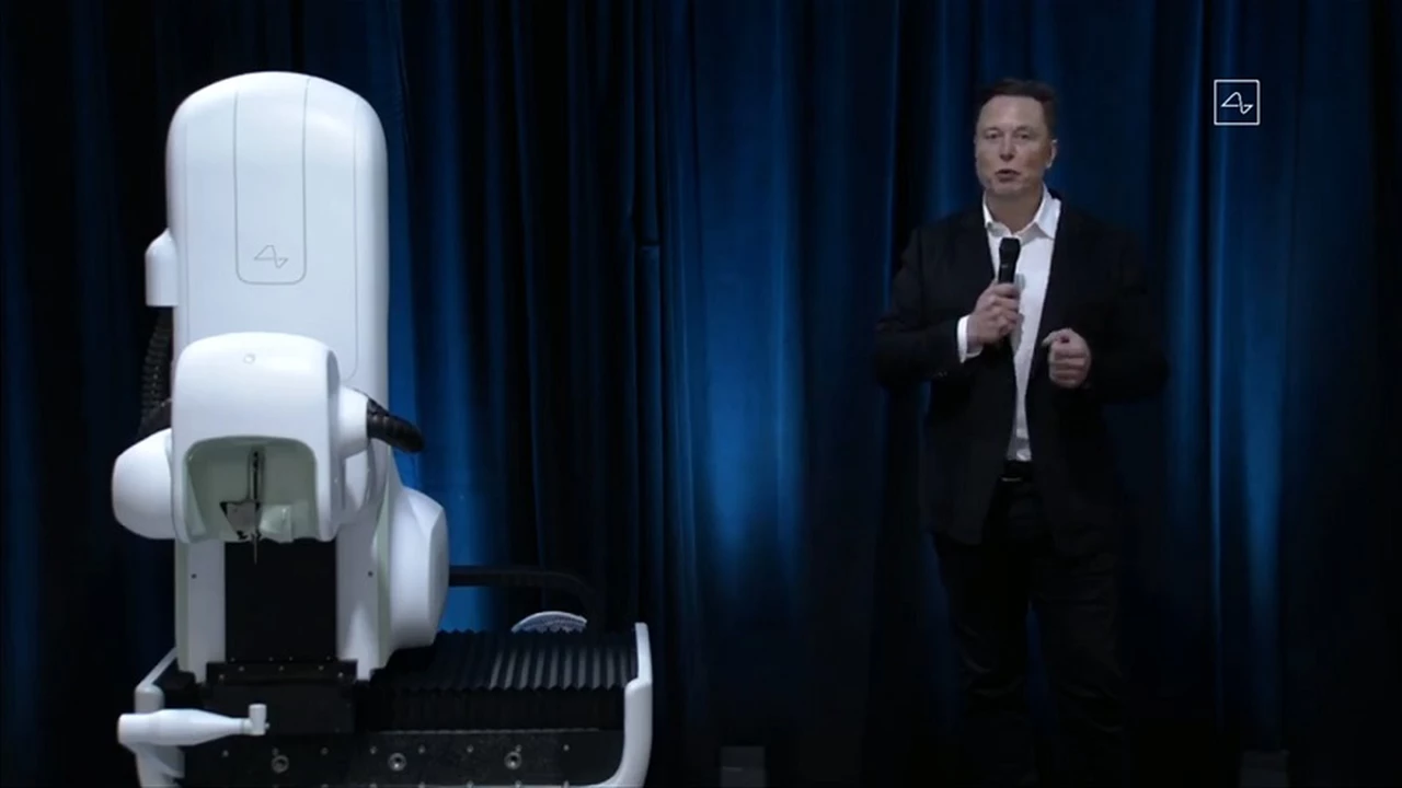 Elon Musk presentó Neuralink, el novedoso chip que se implanta en el cerebro y curará todo tipo de enfermedades