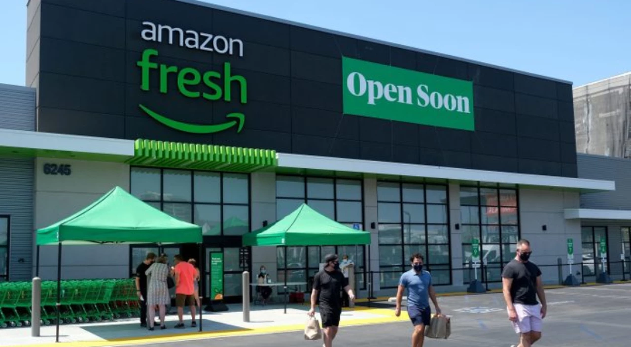 Amazon abre su supermercado "4.0": ofrece desde carritos inteligentes a asistentes de voz para tus compras