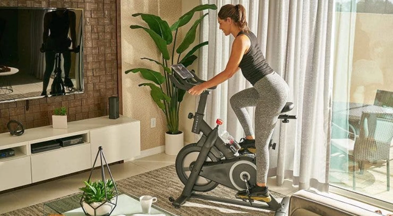 Amazon ahora apuesta por el fitness: así es Prime Bike, su bicicleta fija "inteligente" y conectada