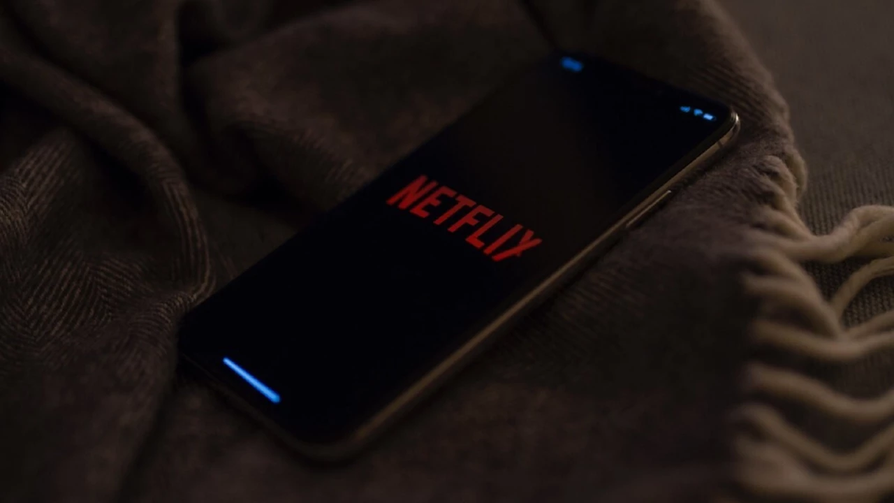 Netflix prueba una novedosa función que convierte a las películas en podcasts: cómo funciona