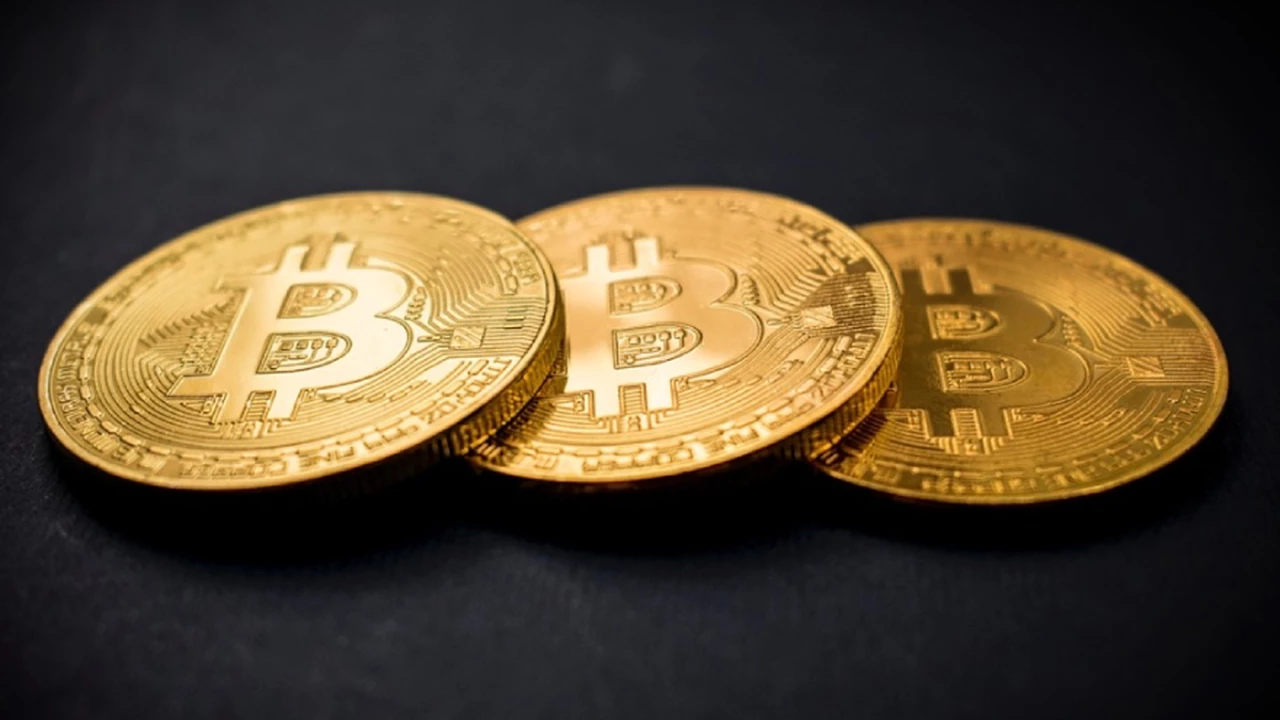 Bitcoin, inversión estrella del año: explican por qué no para de subir y revelan si hay riesgo de que se pinche