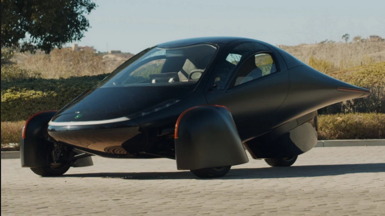 Casi 1.600 kilómetros de autonomía con una sola carga: mirá este novedoso auto eléctrico solar