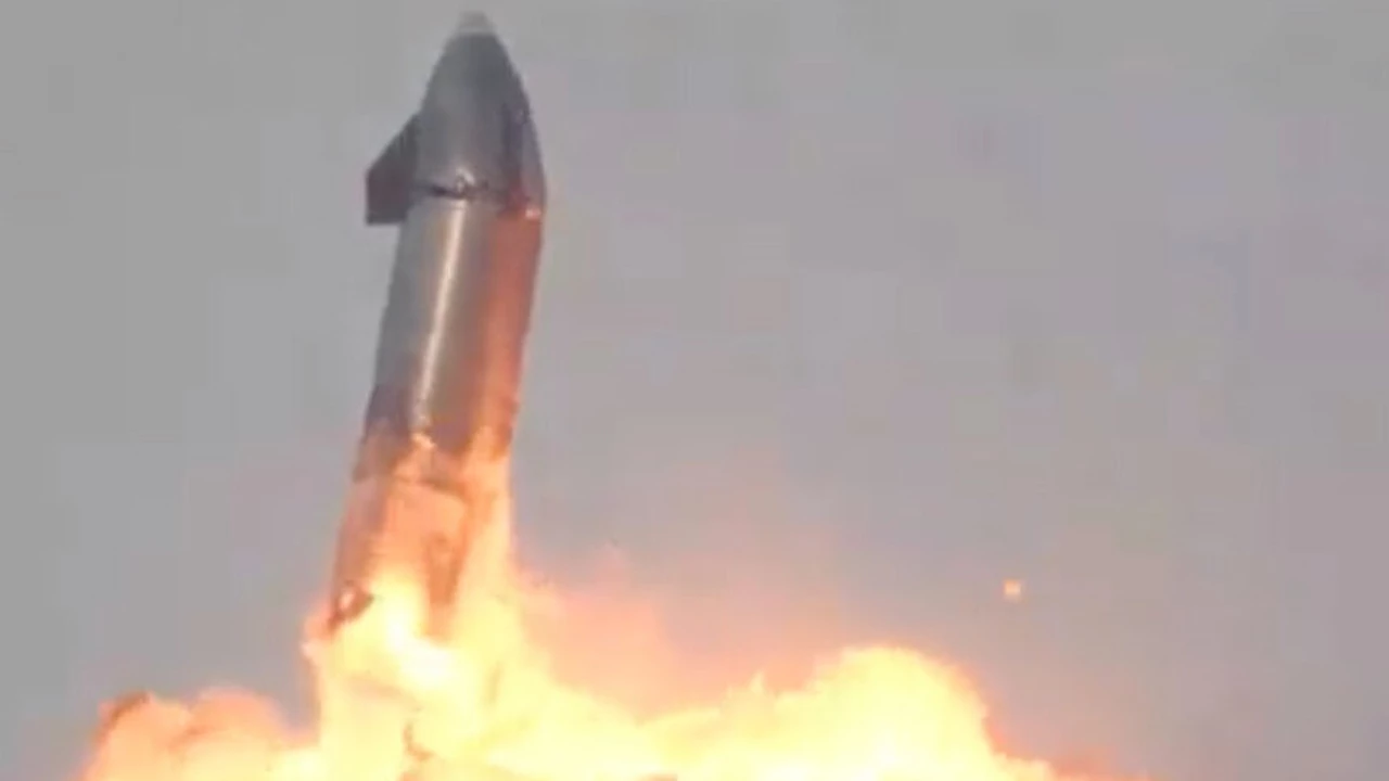 Video: luego de un "aterrizaje exitoso", explotó uno de los cohetes de Elon Musk
