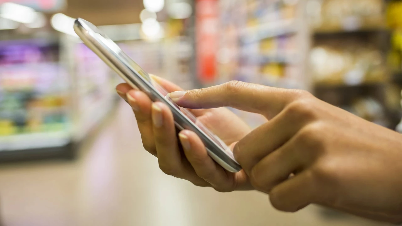 Por la inflación, argentinos apuntan a "compras inteligentes": cómo son las apps que usan para comparar precios