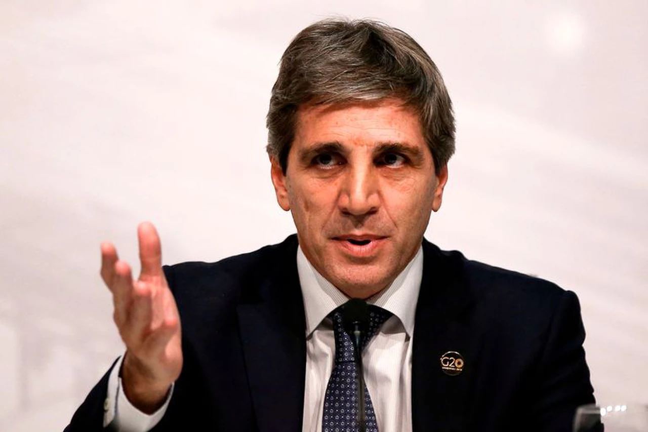 Javier Milei confirmó al nuevo ministro de Economía: ¿quién es Luis "Toto" Caputo?