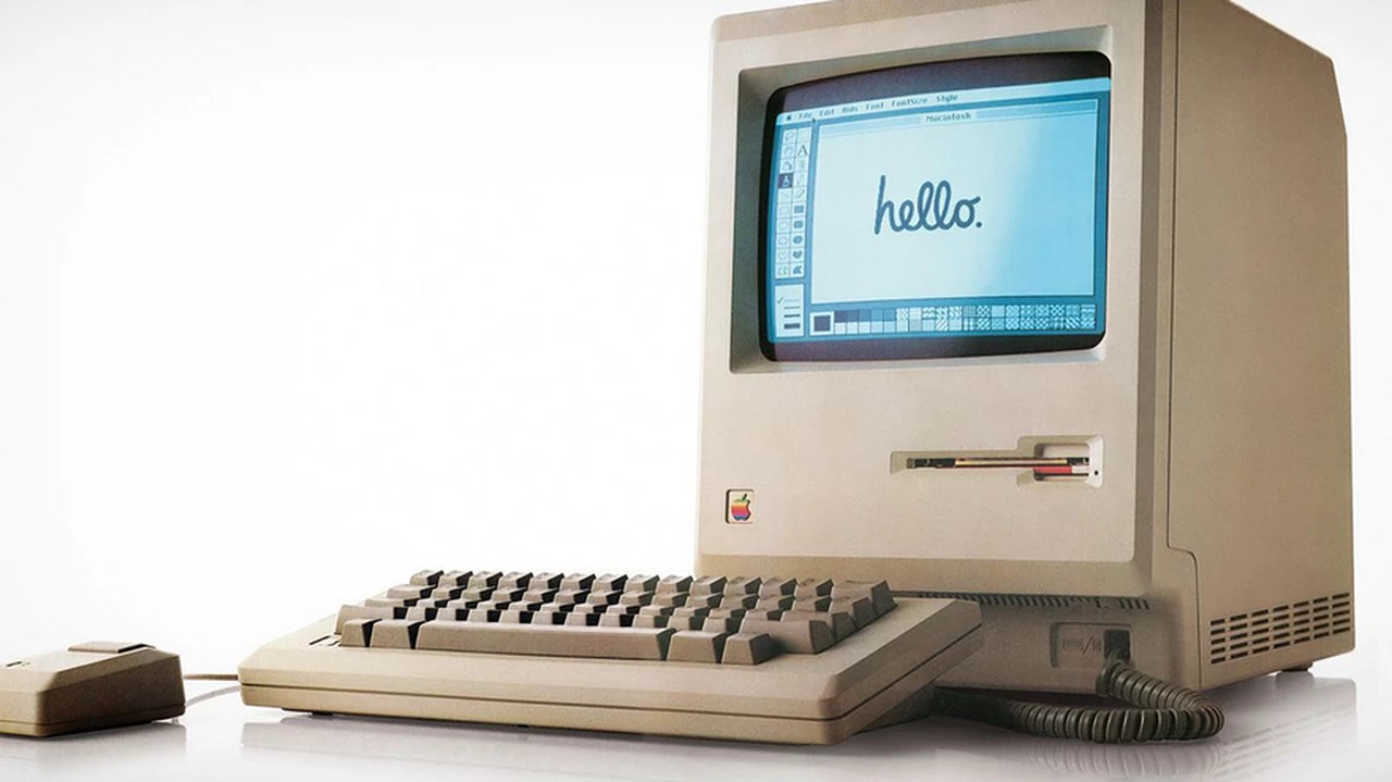 Un día como hoy Apple lanza su primera computadora personal fabricada de forma masiva