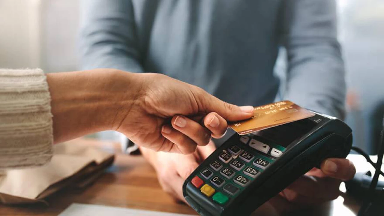 ¿Adiós efectivo?: bancos proponen bajar impuestos a pagos con tarjetas para impulsar el uso de dinero electrónico