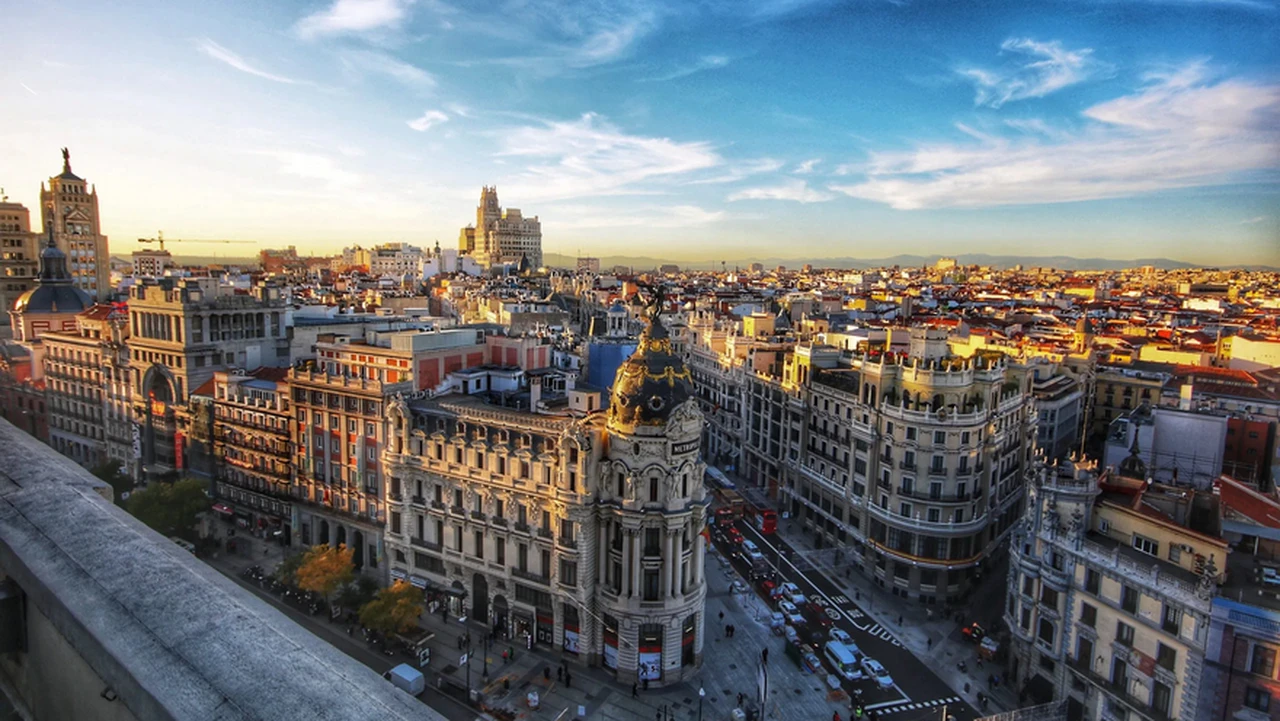 Si sos emprendedor o tenés una empresa, ellos te ayudan a llegar a Europa más "rápido y barato"