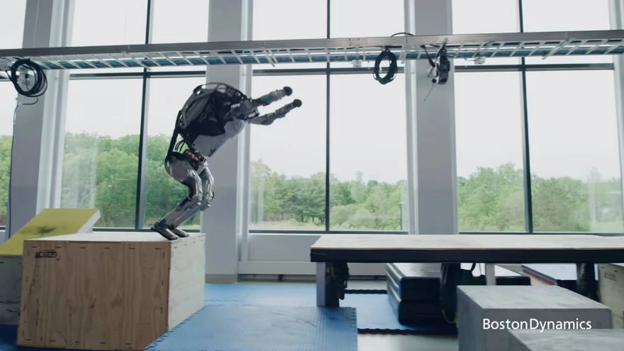 Impactante video: robots de Boston Dynamics ya saltan y dan "volteretas" mejor que los humanos