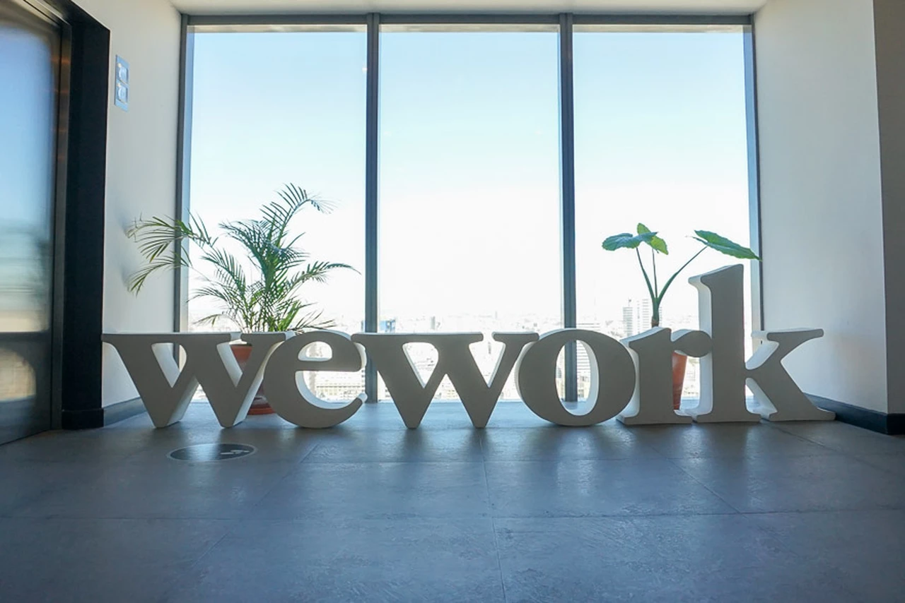Wework pasó de valer u$s47.000 millones a ir a la quiebra: qué ocurre con la compañía en Argentina