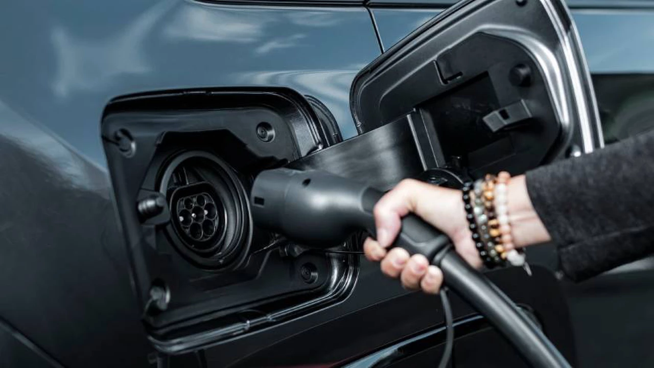Cómo es el proyecto de ley de movilidad eléctrica que busca prohibir los autos nafteros y diesel