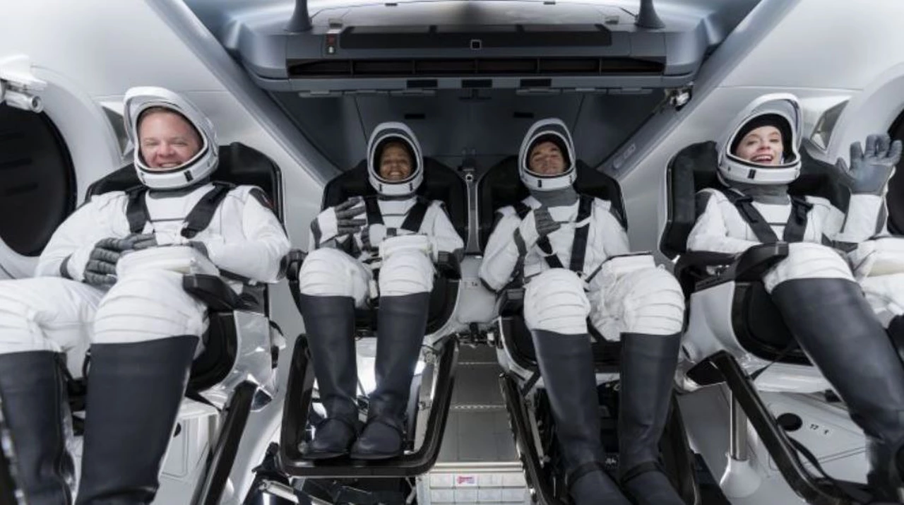 Paso clave en la carrera espacial: SpaceX envía a órbita su primera misión tripulada por civiles