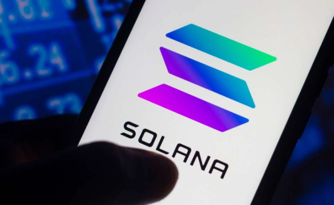 La blockchain de Solana sufre una prolongada caída: por qué pasa y cómo afecta a su criptomoneda
