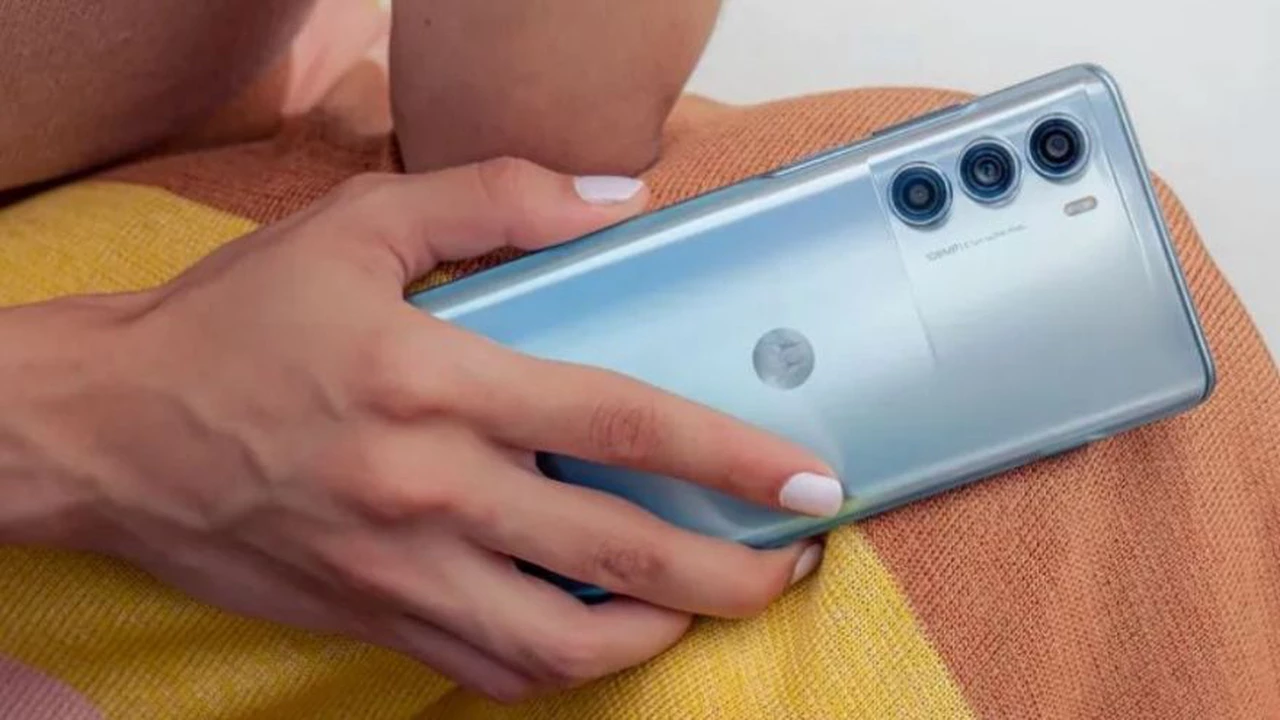 La nueva línea de celulares plegables de Motorola llegó al país: cómo son los Razr 40 y cuánto valen