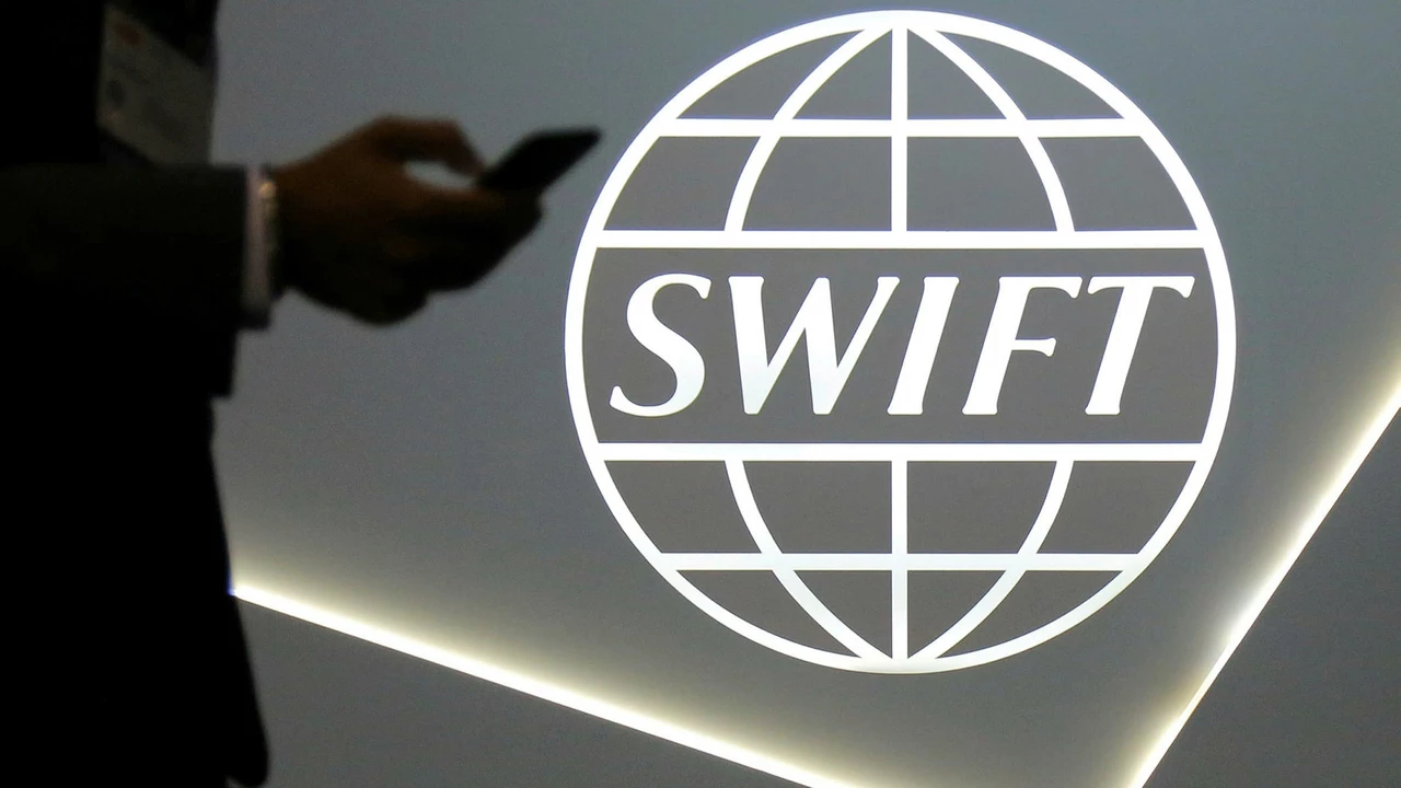 Analizan bloquear a Rusia de la red SWIFT: por qué las criptomonedas pueden ser una alternativa