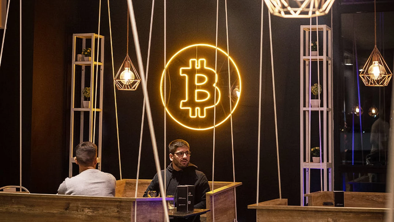 ¿Cómo es por dentro CrypStation, la primera "cafetería cripto" de Buenos Aires?