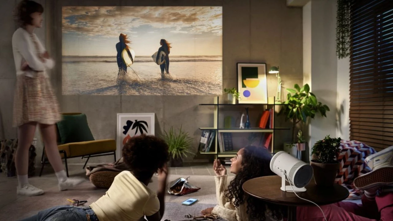 The Freestyle, así es el revolucionario primer proyector Smart TV portátil de Samsung