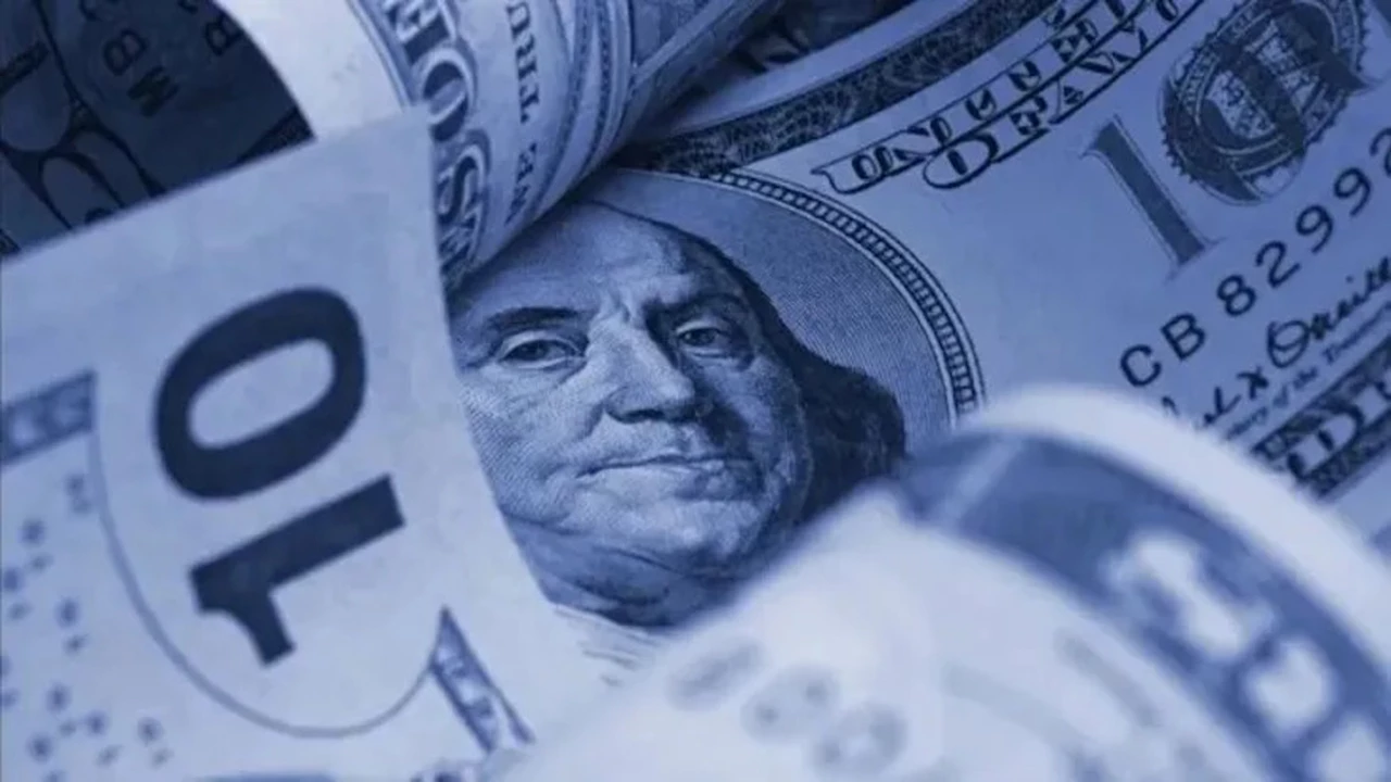 El dólar blue retrocede $4 y el Central vende otros u$s95 millones