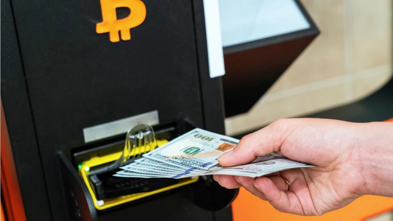 ¿Cómo es la solución que integra criptomonedas en cajeros ATM tradicionales de bancos?