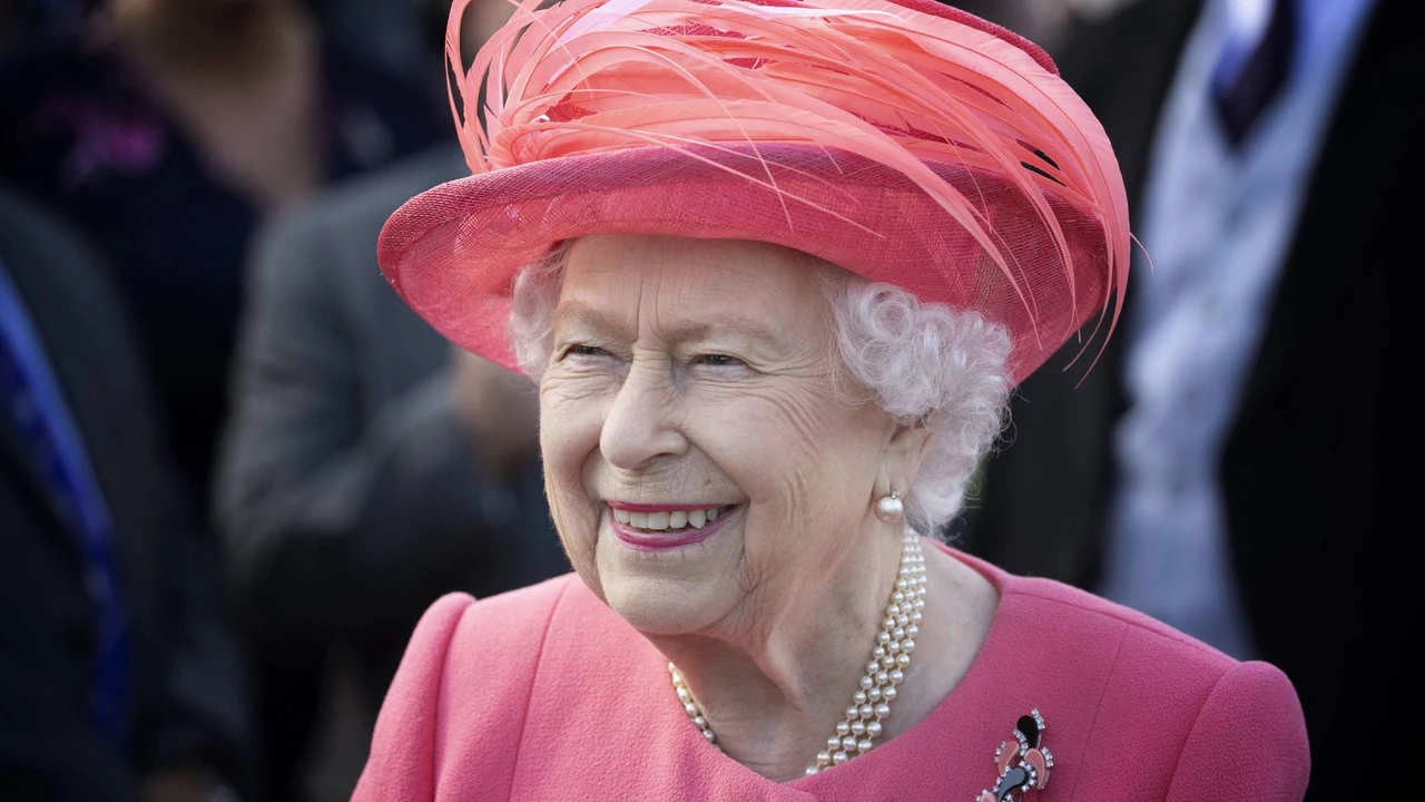 Murió la reina Isabel II: conocé su historia a través de las series de Netflix