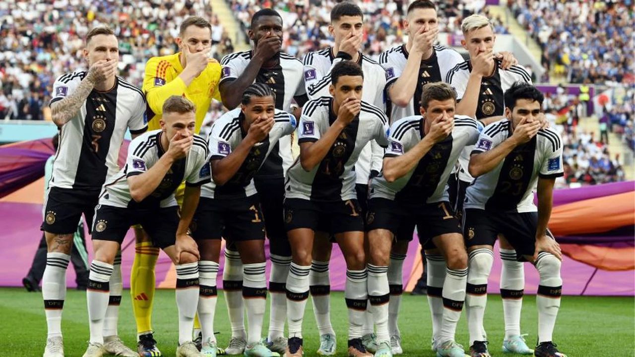 La curiosa protesta de los jugadores de Alemania contra la FIFA: ¿por qué se taparon la boca?