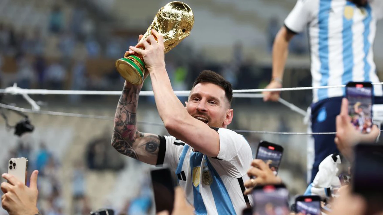 Messi levantó la Copa del Mundo: cómo obtener en WhatsApp los mejores stickers del capitán