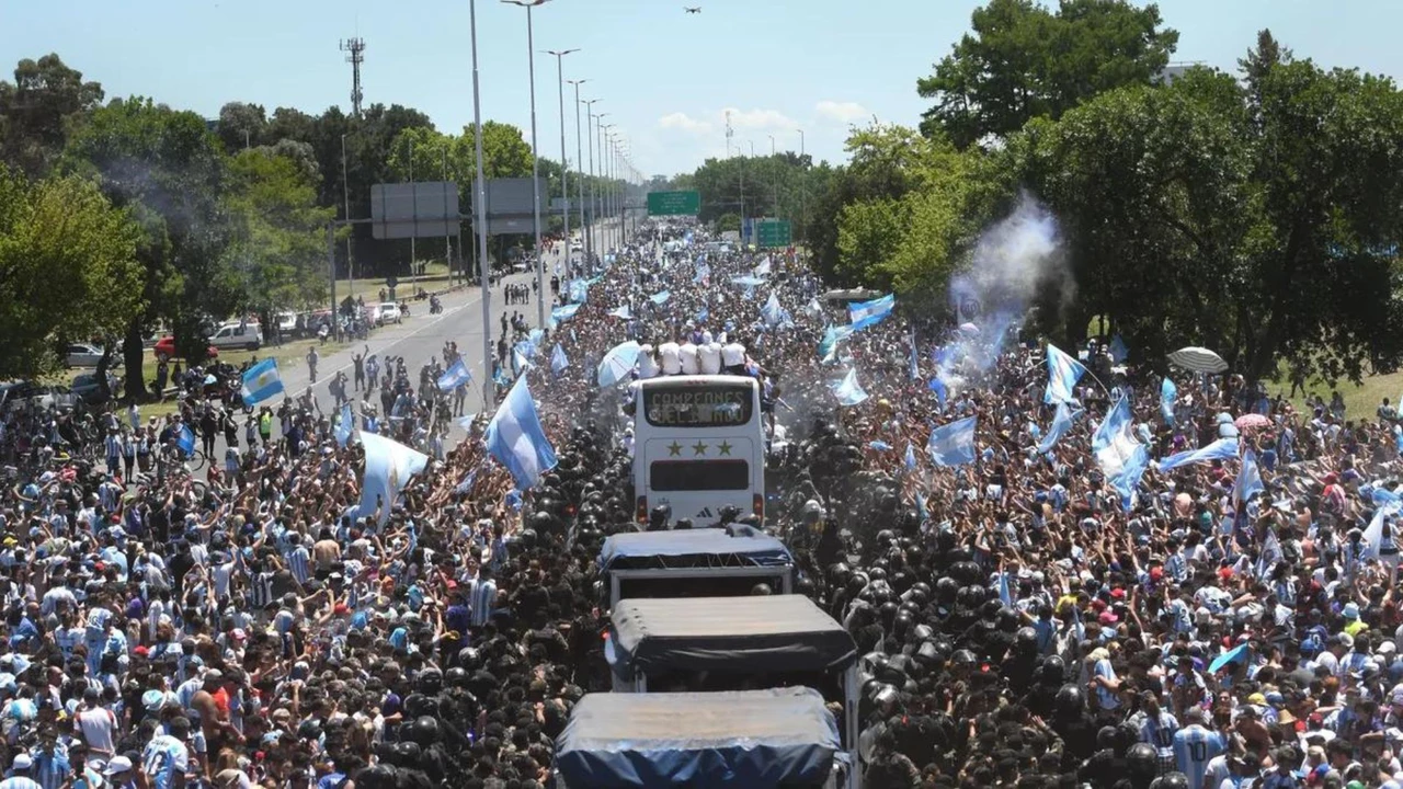 La argentinidad al palo: cómo la histórica movilización complicó la caravana de la Selección