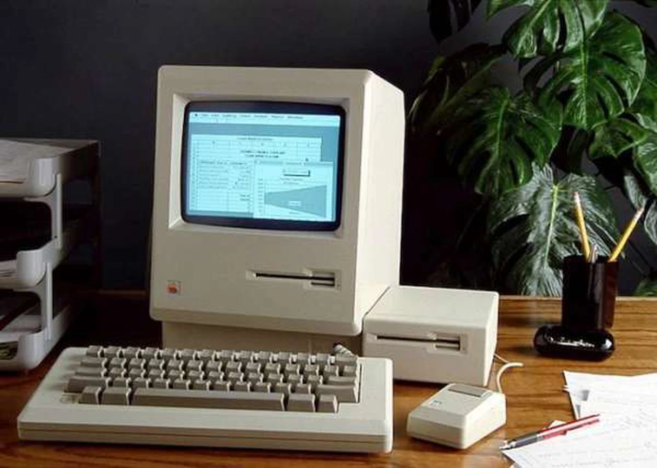Un día como hoy Apple se lanzó a competir con IBM con "Macintosh Office"
