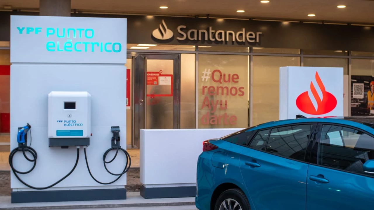 YPF instala un cargador de autos eléctricos en una sucursal del Santander: en qué consiste la alianza