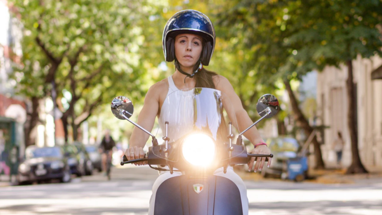 Para ahorrar nafta y ganar tiempo:  los nuevos modelos de motos y scooters eléctricos que llegan al país