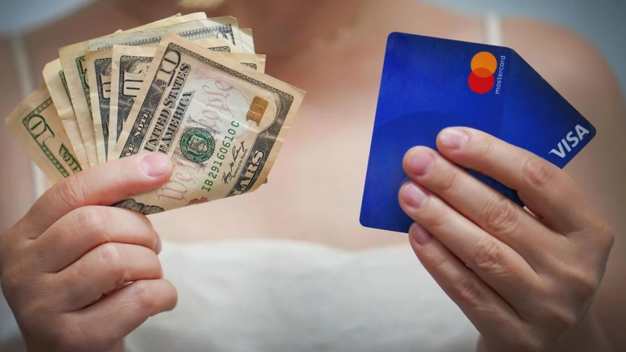 El dólar tarjeta es el más caro del mercado: cómo conviene pagar ahora en el exterior