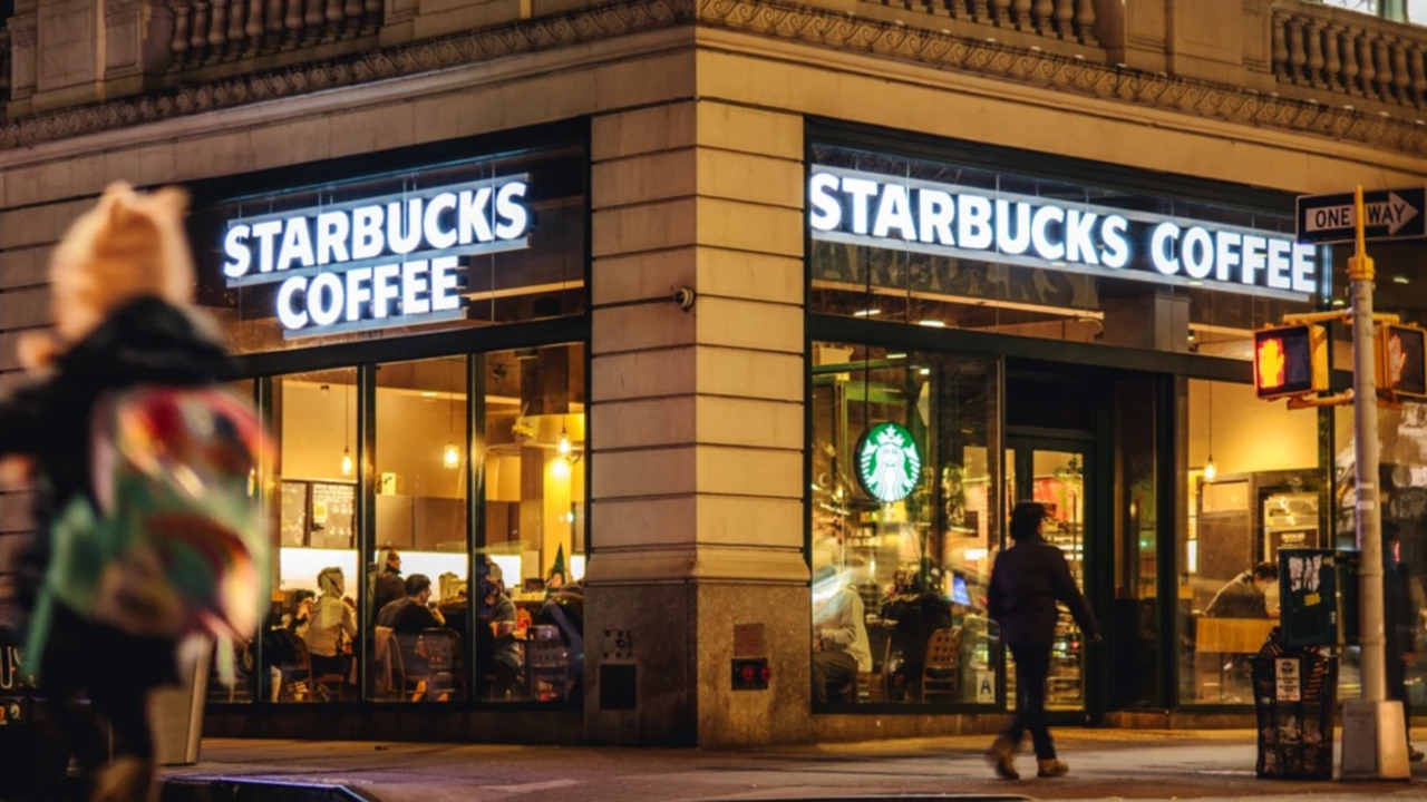 Starbucks se tambalea en el mercado: ¿hora de comprar barato?