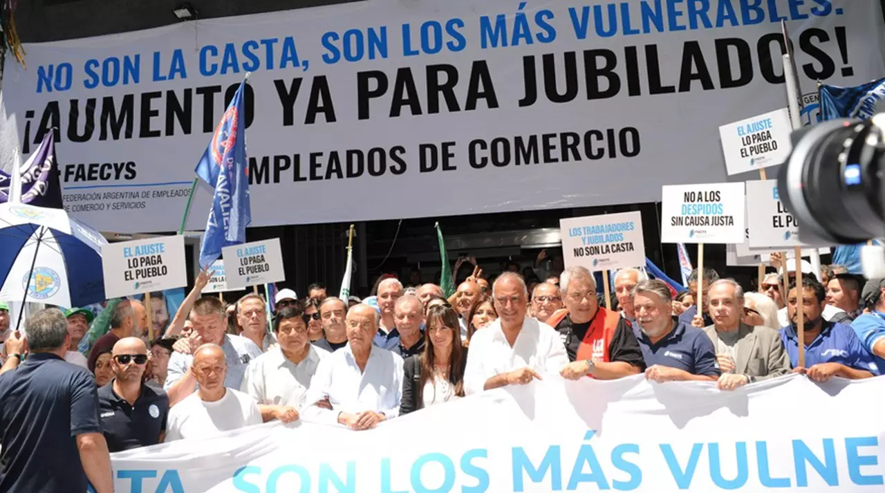 Comercio ratificó su apoyo al paro general y se movilizó con la consigna "aumento ya para jubilados, no son la casta, son los más vulnerables"