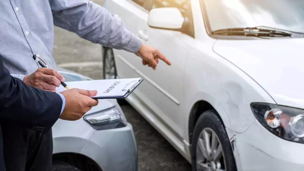 Por cepo importador y escasez de piezas, reparar un auto o camioneta puede llevar meses